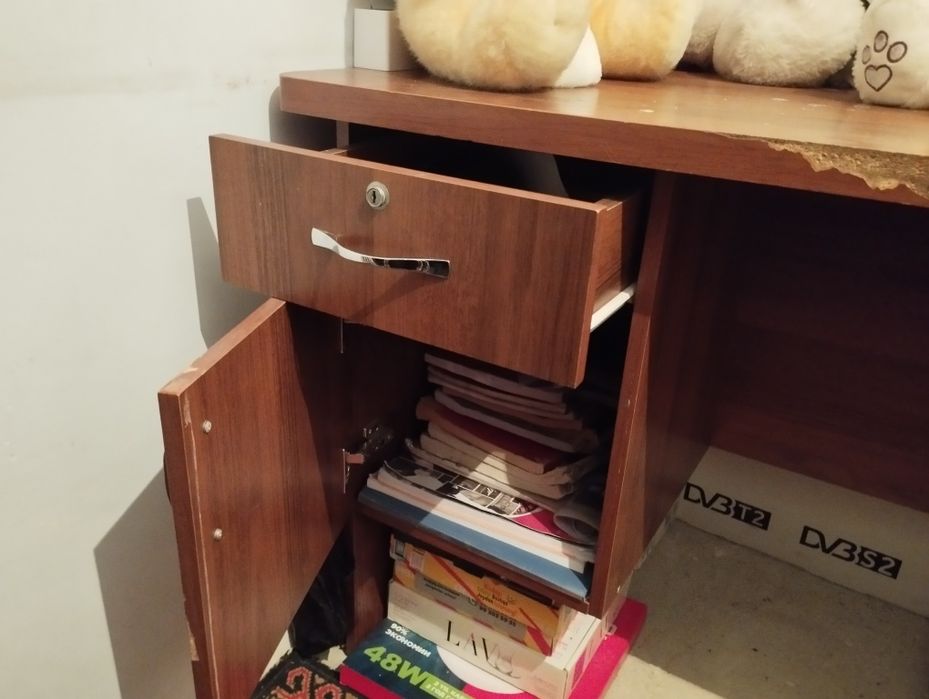 Песменый стол прочный Срочно продаю