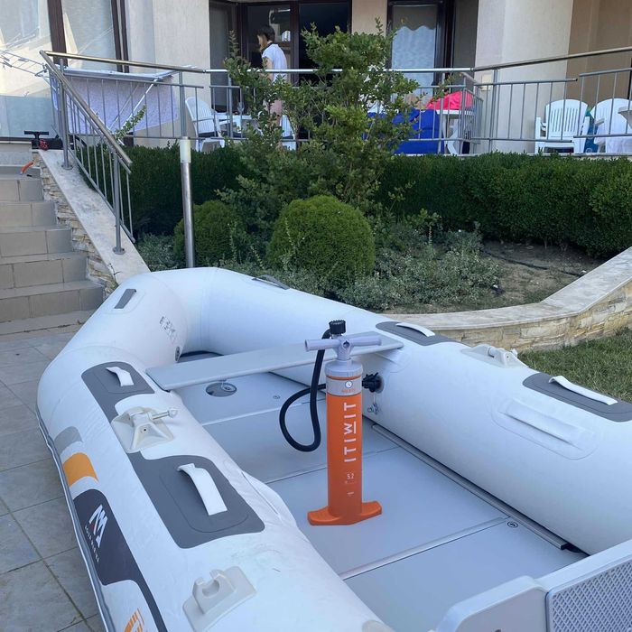 Продавам надуваема лодка AQUA MARINA с бензинов двигател Honda BF6DH