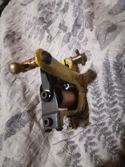 Vând mașina de tatuat