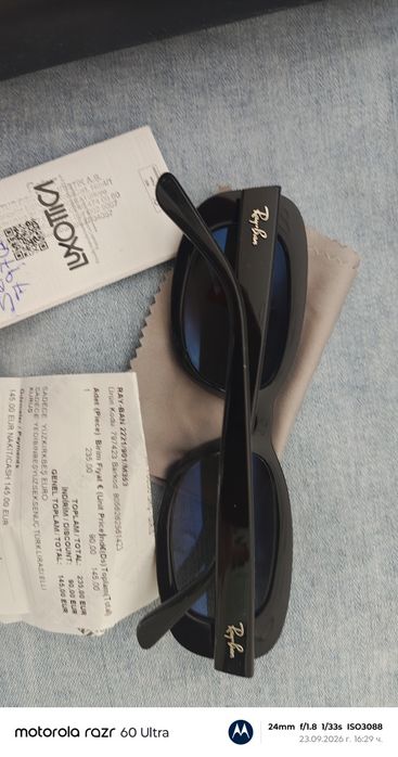 Слънчеви очила Polarized с черна рамка и калъф, придружени от касов бон от магазин на Luxottica закупени са от безмитна зона