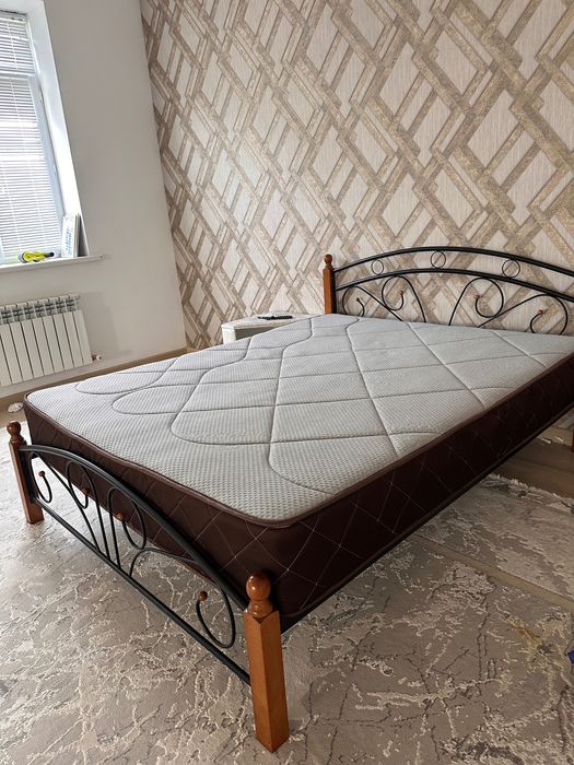 Кровать с матрасом