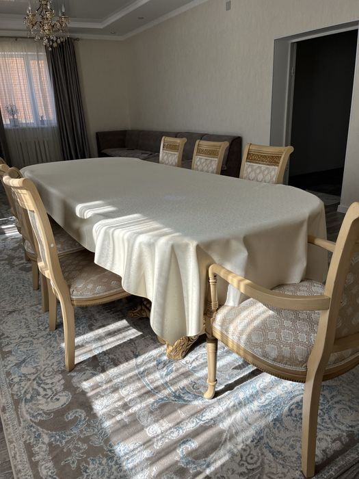 В продаже большой стол + 7 стульев