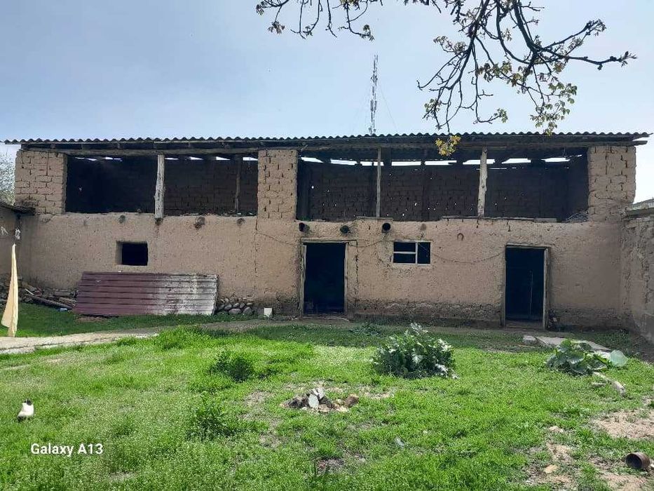 Продается дом с земельным  участком 12 соток.