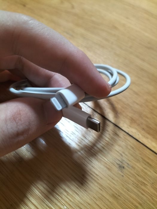 Carcasa Airpods 2 2019 cu doua cabluri de incarcare pentru diverse adaptoare