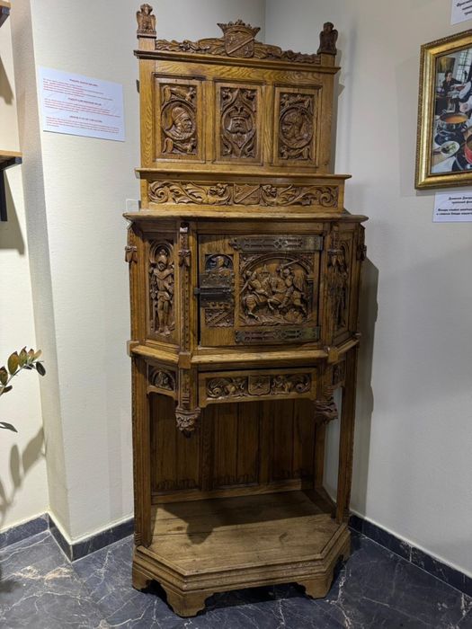 Антикварный винный шкаф 19 век Европа