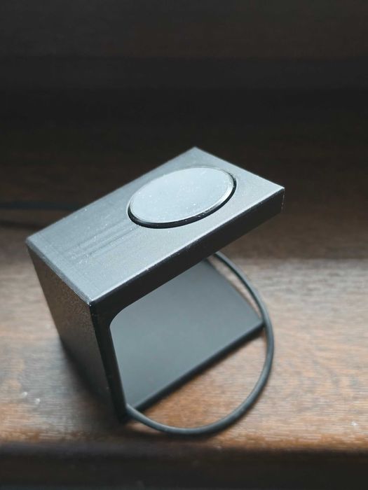 Стилна минималистична стойка за смарт часовник