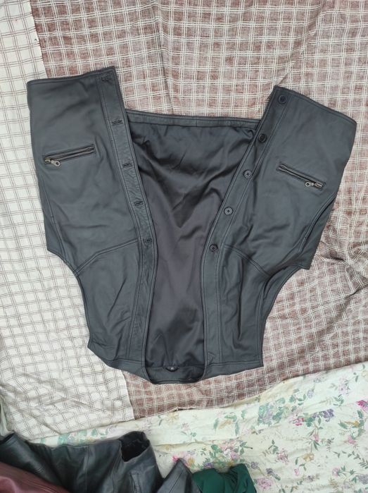 Vand geaca de piele pe negru si grena, 2 haine piele negre,o vesta nea