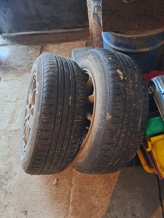 Продам летнию  резину с дисками