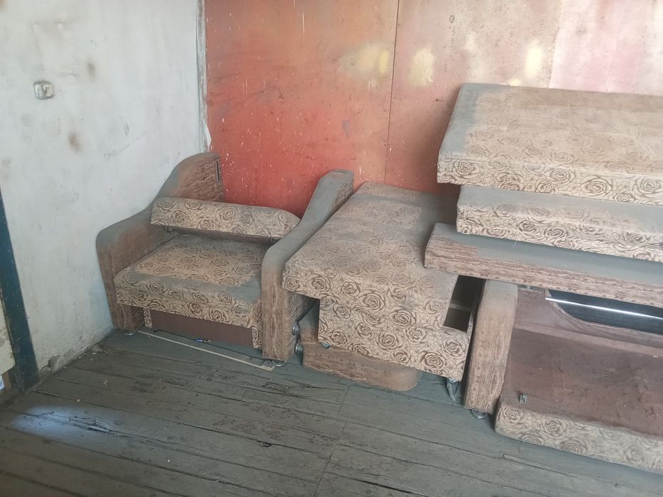 Продам Диван весь в пыли