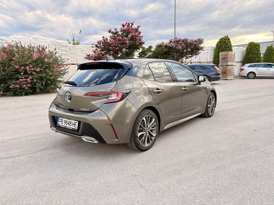 Toyota Corolla 2.0 Бензин Хибрид 184 кс / Bi-Tone