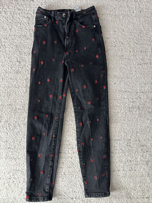 Blugi Slim Stradivarius — negri cu trandafiri brodați, 36/S