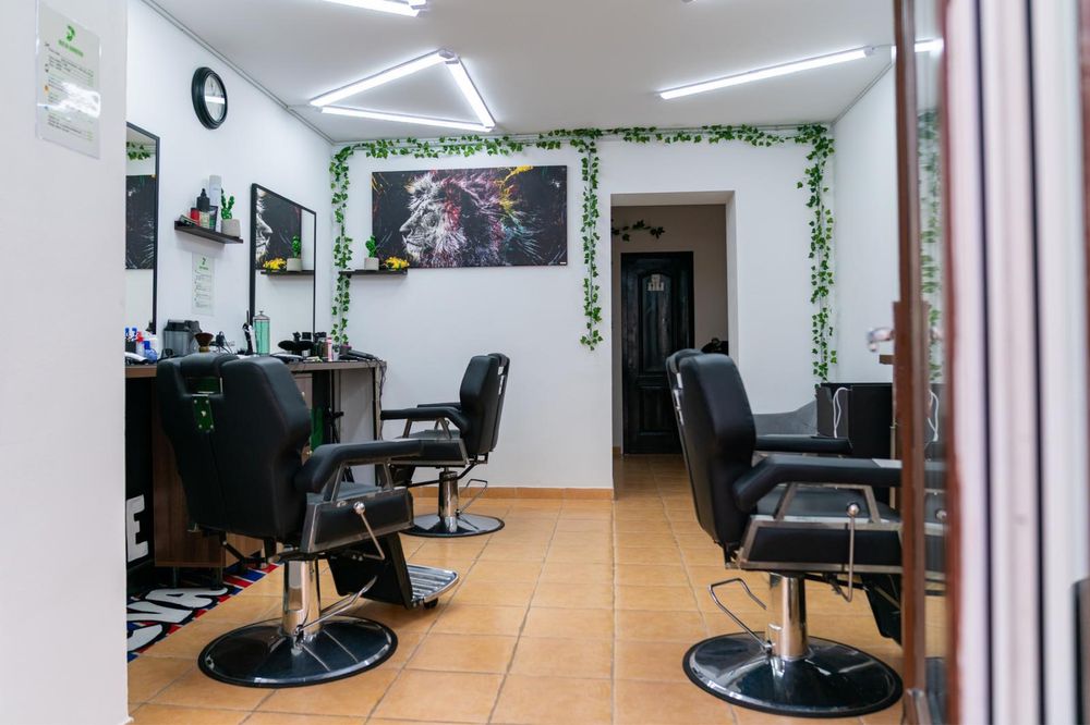 Nueva Barberia inchiriaza posturi