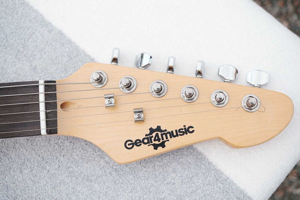 Chitară electrică Gear4music LA albă Stratocaster + husă + accesorii