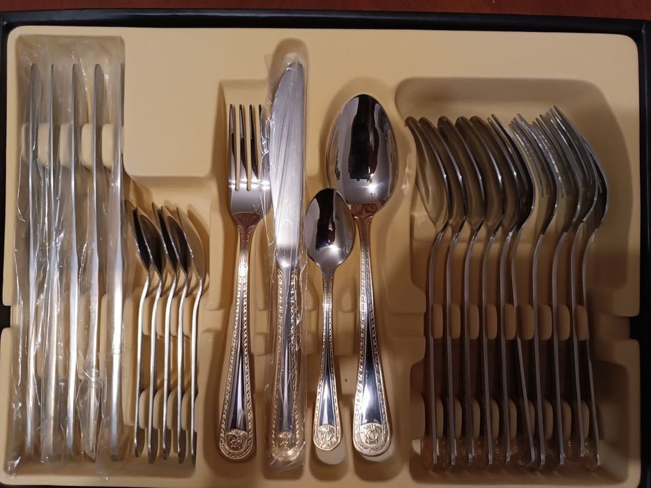 Vând set tacamuri nou