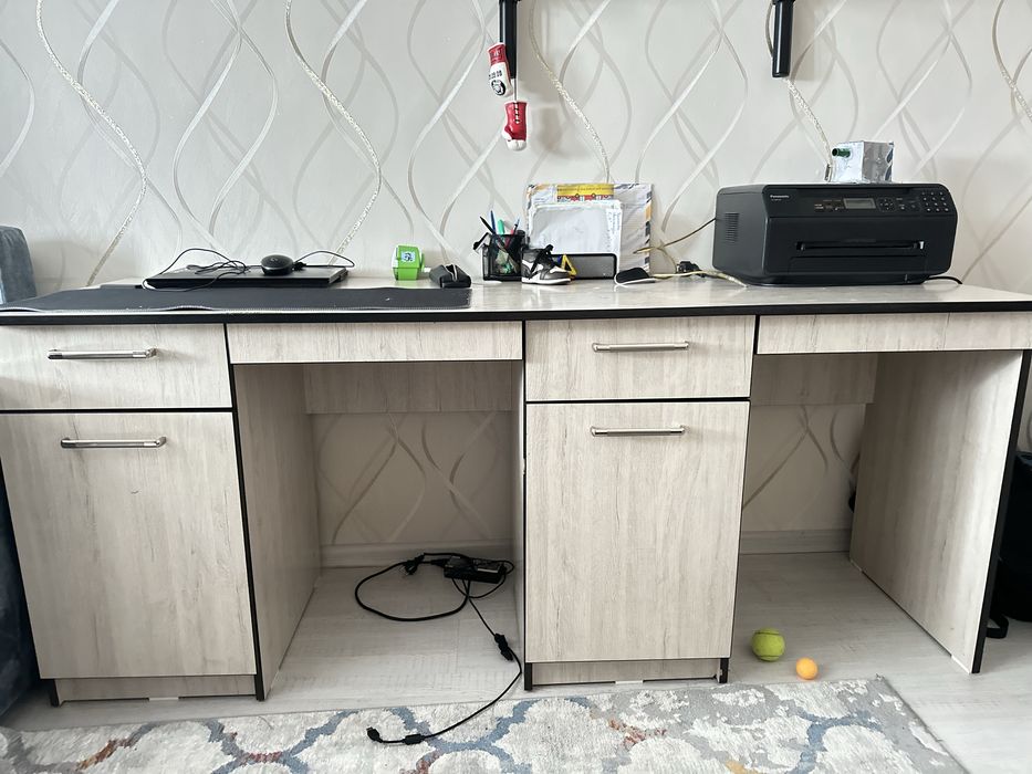 Продам стол и шкаф