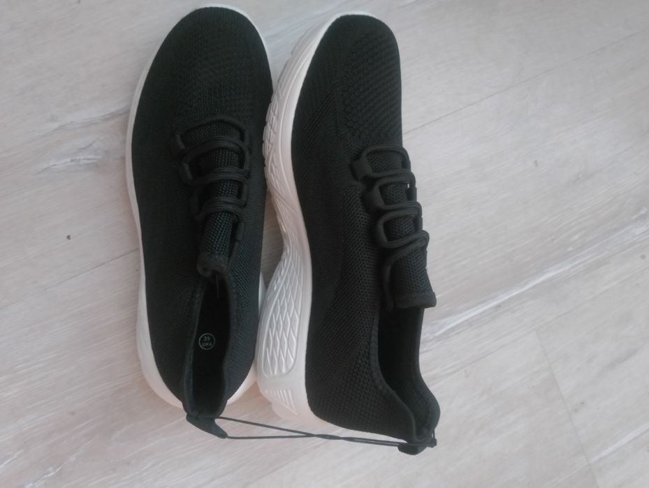 Продавам дамски маратонки