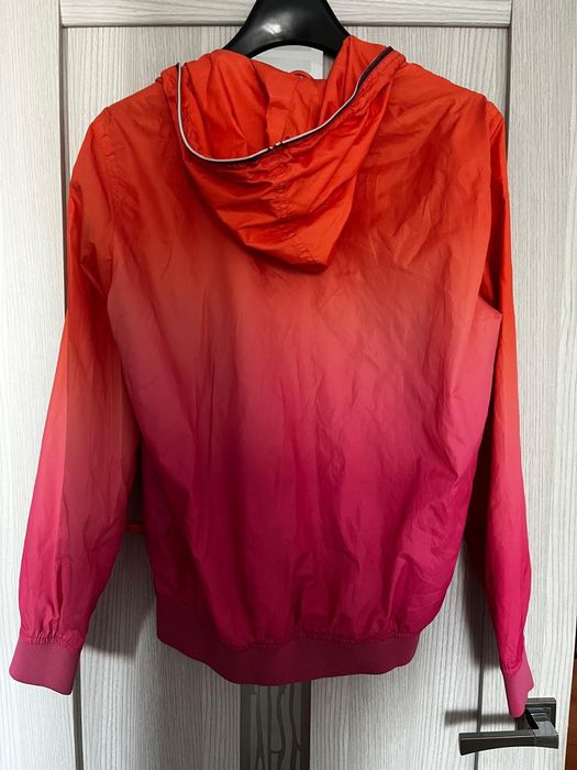 Ветровка очень красивого цвета