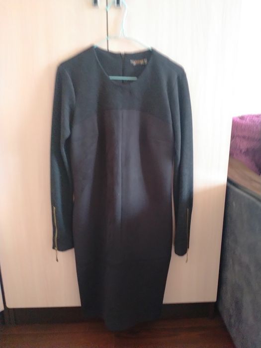 Офисное платье серого цвета.