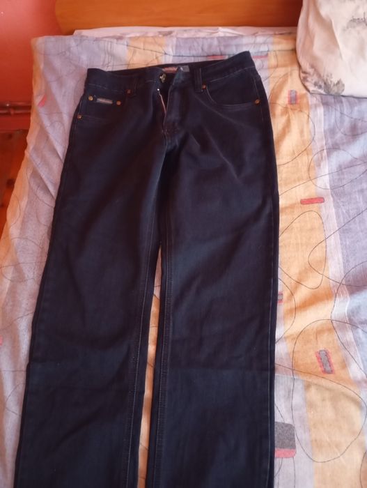 Мъжки дънки за ползване.