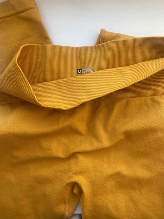 Леггинсы желтые новые