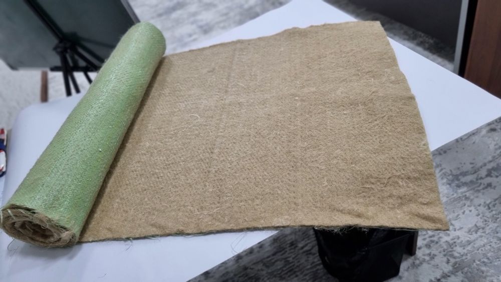 Ковролан из полиэтиленого мешка и дробленного  джута. Мешковой войлок