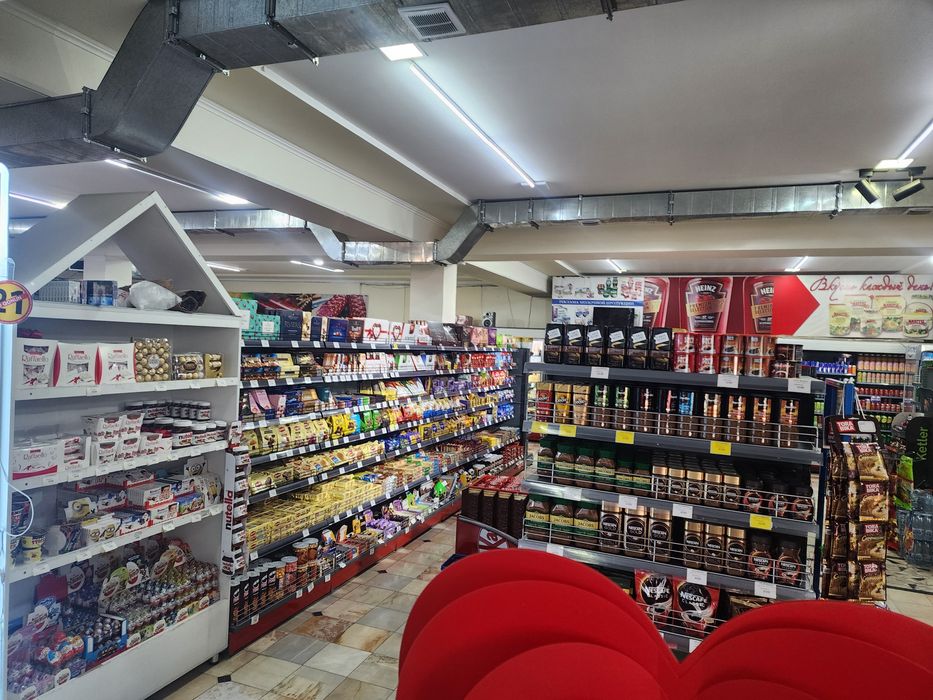 Magazin uchun vetrina polkalar xoladilnik