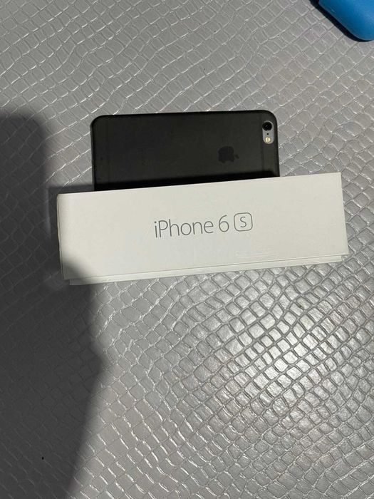 iPhone 6 S  сив  и слушалки