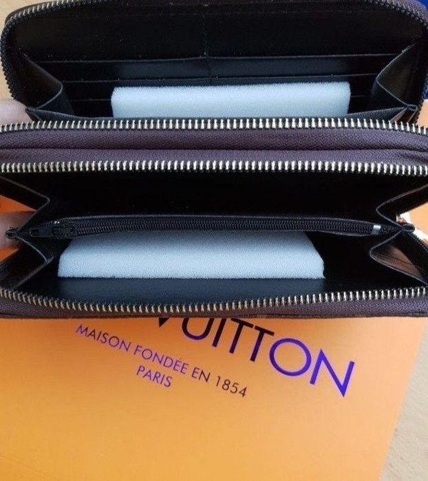 Portofel dublu LV,logo metalic auriu,feronerie metalica inscriptionata