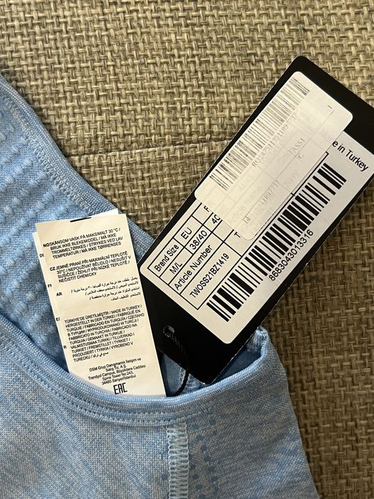 Спортна къса тениска по тялото