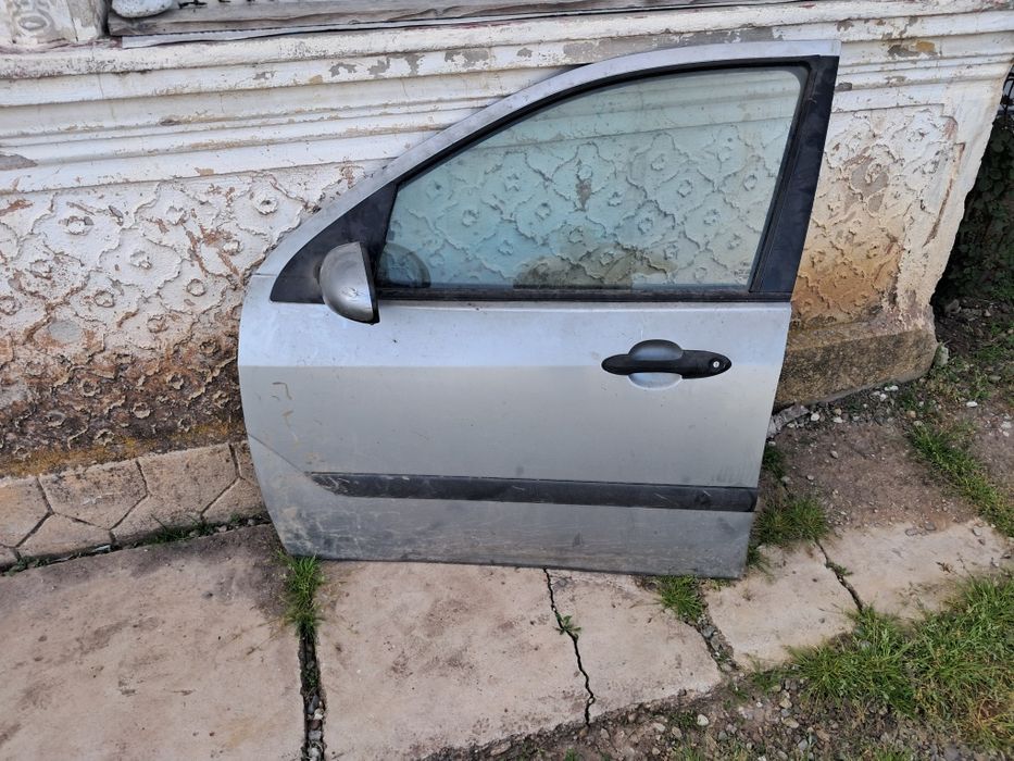 Vând usa stanga fata ford focus mk1 din 2003