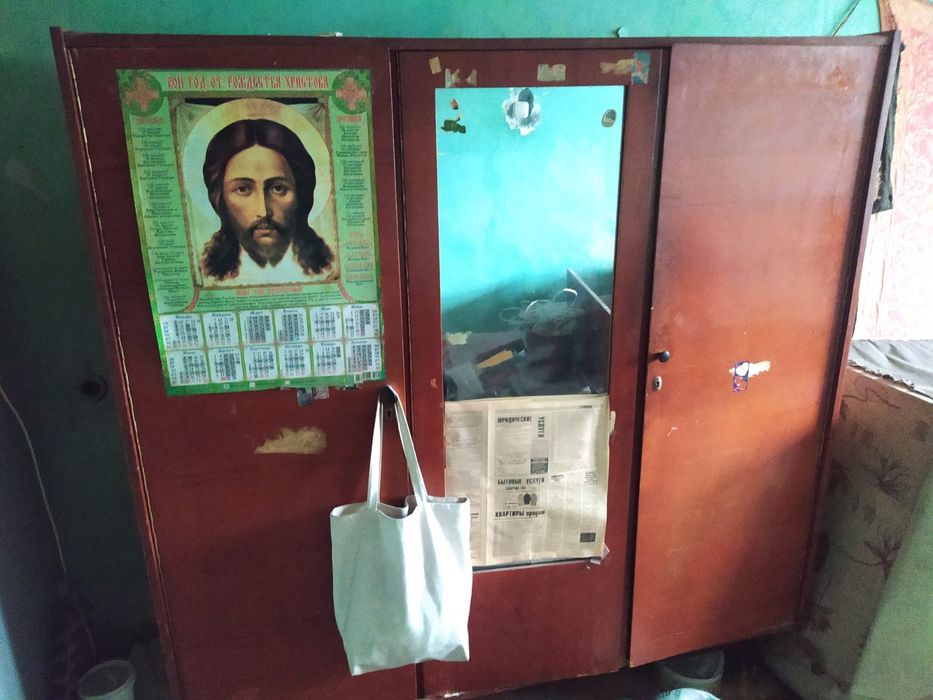 Шкафы, столы, стулья.