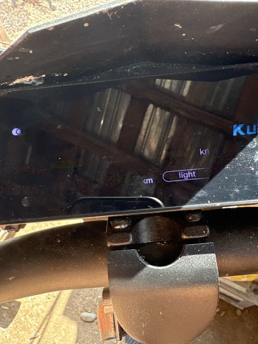 Vand kukirin g2 este impecabil doar are cauciucul taiat
