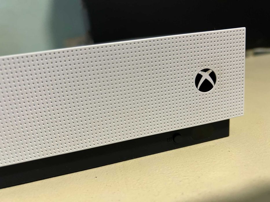 XBox One 500гб, 1 джойстик и игри