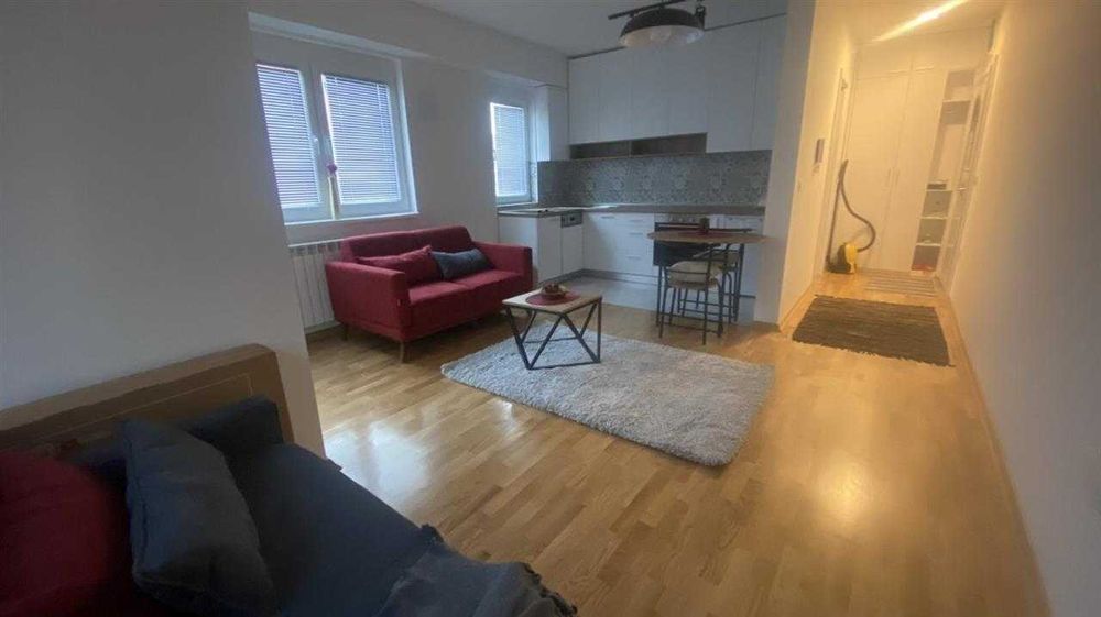 Дава се под наем Едностаен апартамент в Бургас, Славейков - 35 кв.м за 153 € - Снимка #1