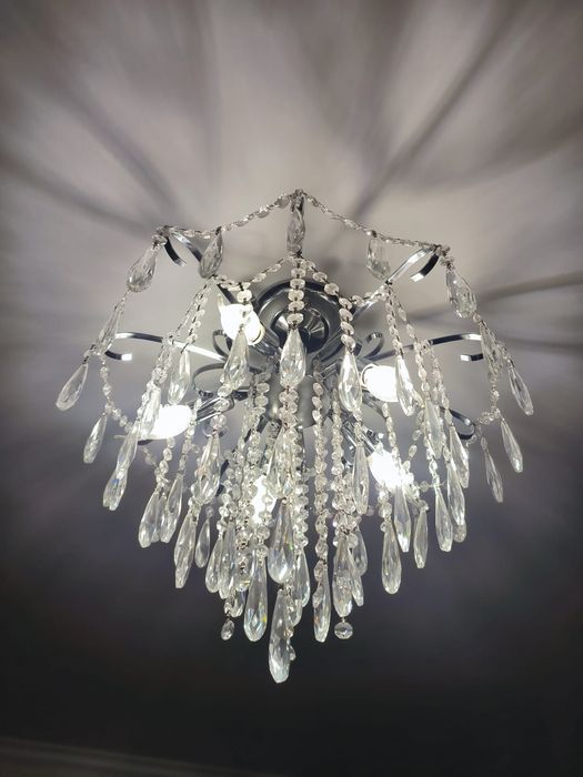 Люстра в зал красивая