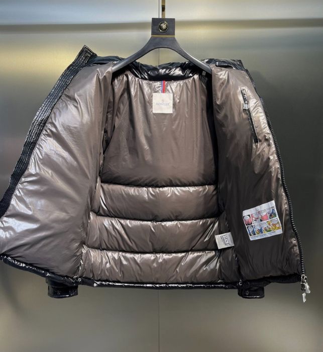 Продам пуховик MONCLER