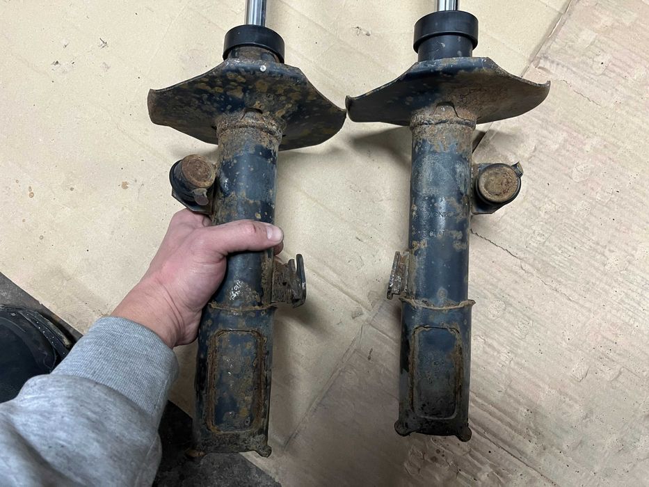 Предни амортисьори за Toyota Corolla Verso 2003 г.