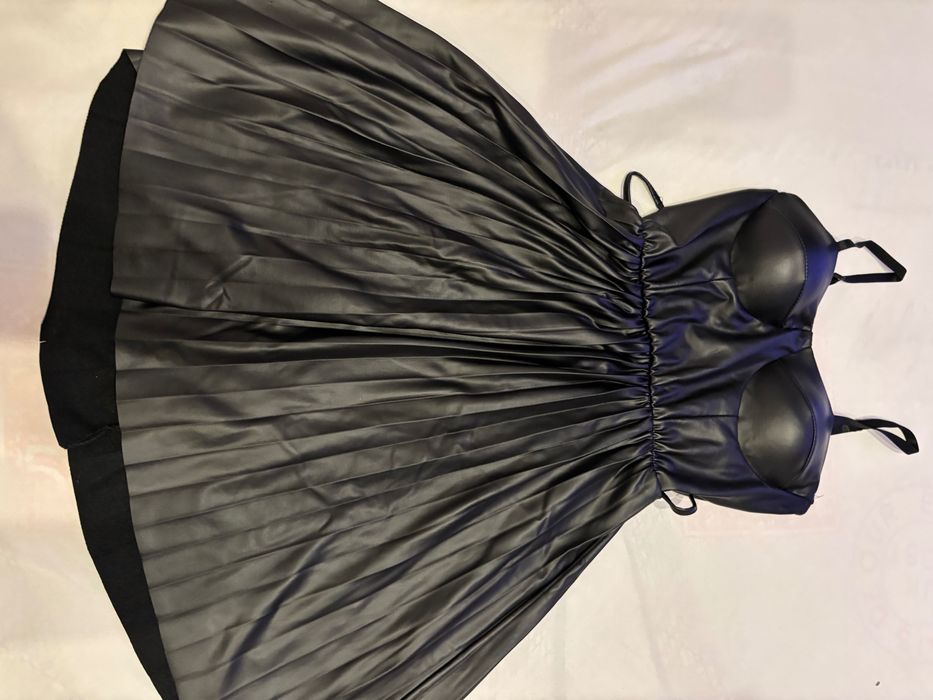 Кожена черна рокля