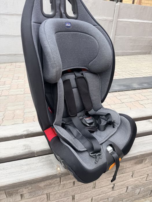 Продам автокресло Chicco gro up 123