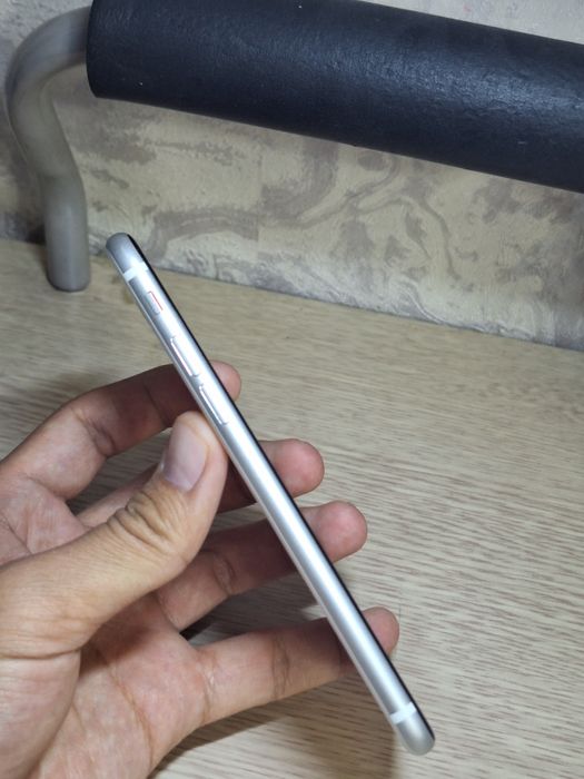 Продаю iPhone SE (2nd Gen) 2020, 64GB