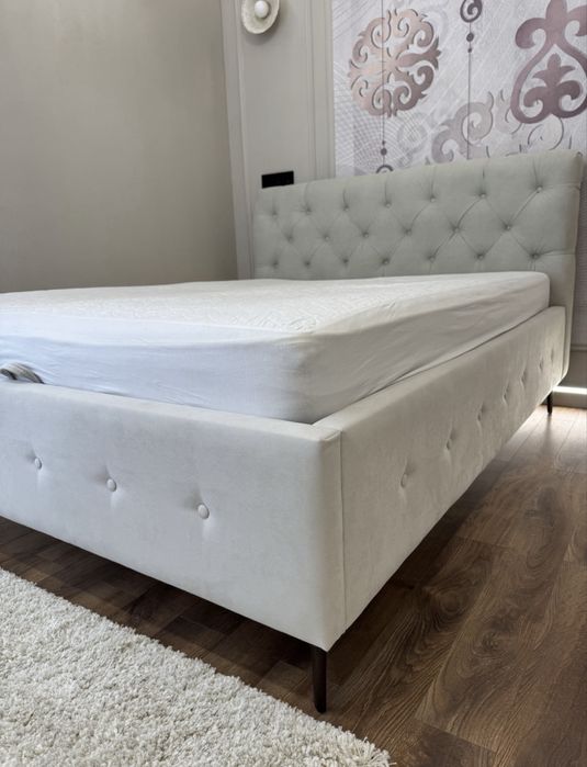 Кровать двуспальная с матрасом