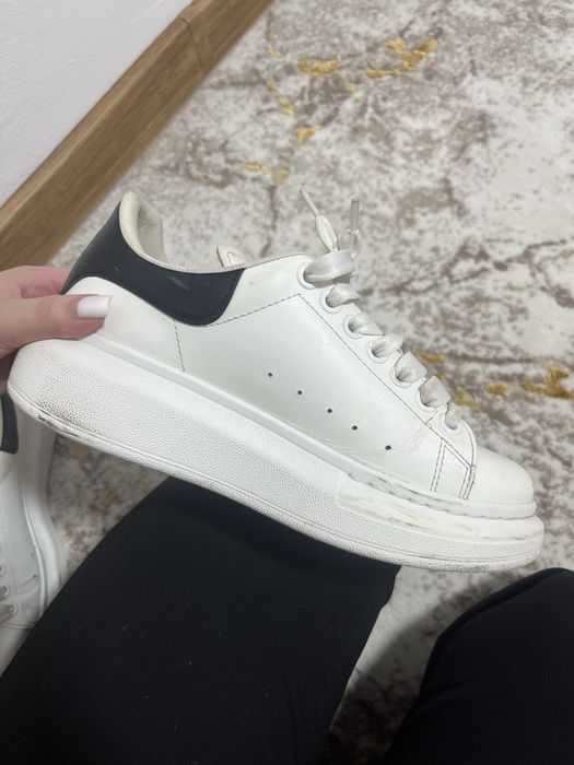 adidasi Alexander McQueen purtati cu urme de uzura