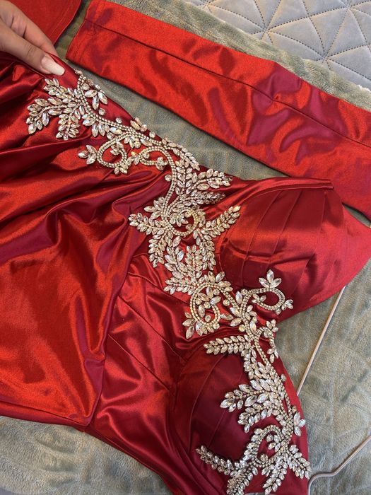 Rochie rosie pentru evenimente
