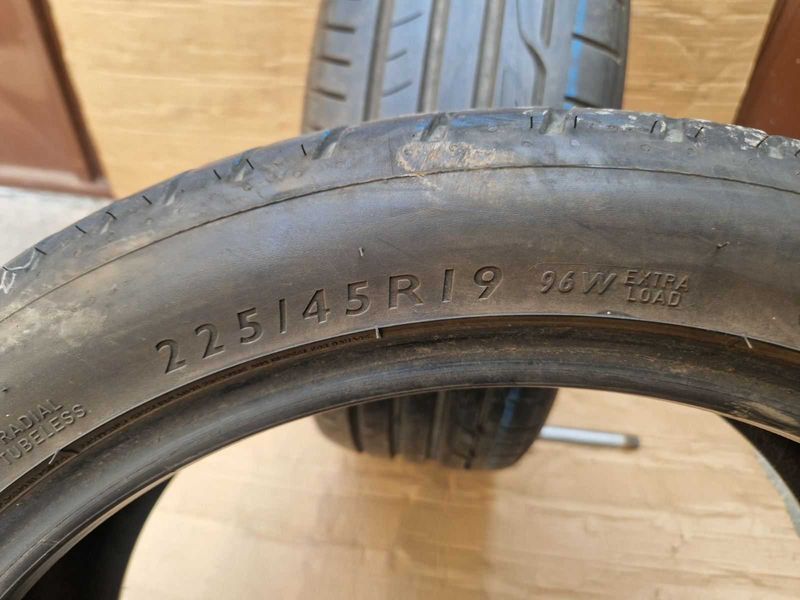 2 Dunlop R19 225/45
летни гуми 
DOT3018