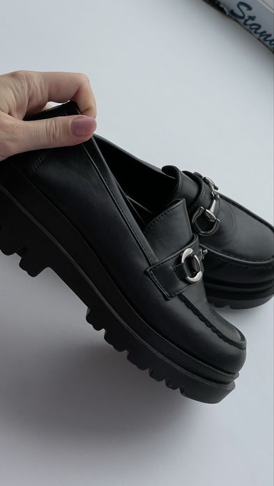 Продам лоферы женские