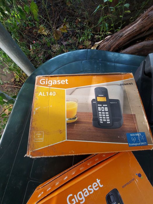 Telefoane fixe cu fir  dar și fără fir