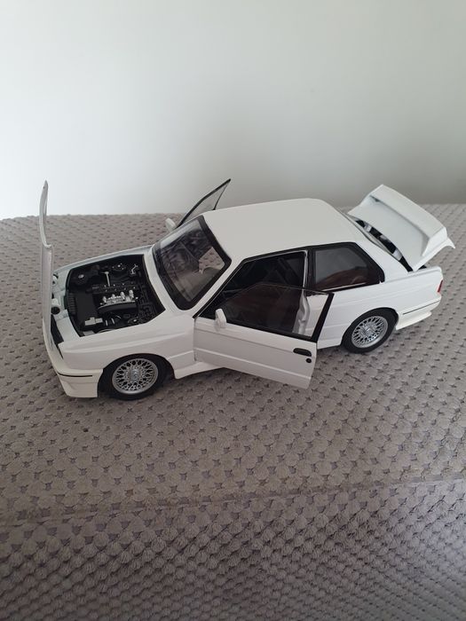 Macheta metalica BMW M3 E30 scara 1:24 noua