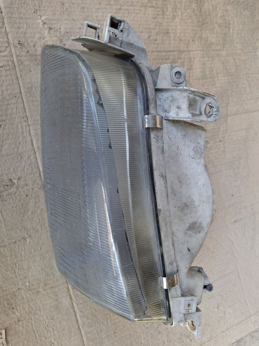 Продам фар лев карина