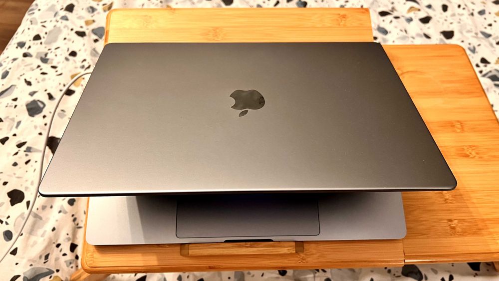 Vând MacBook Pro 16” cu procesor M1 Pro, varianta 16GB RAM / 512GB SSD