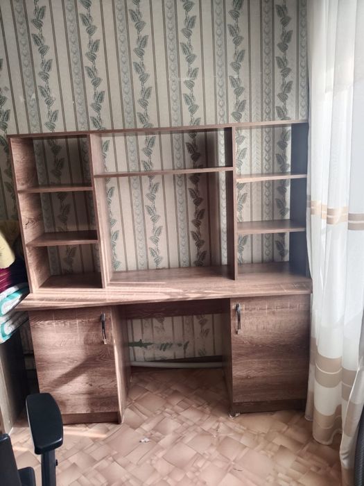 Компьютерный стол с полками и шкафчиками